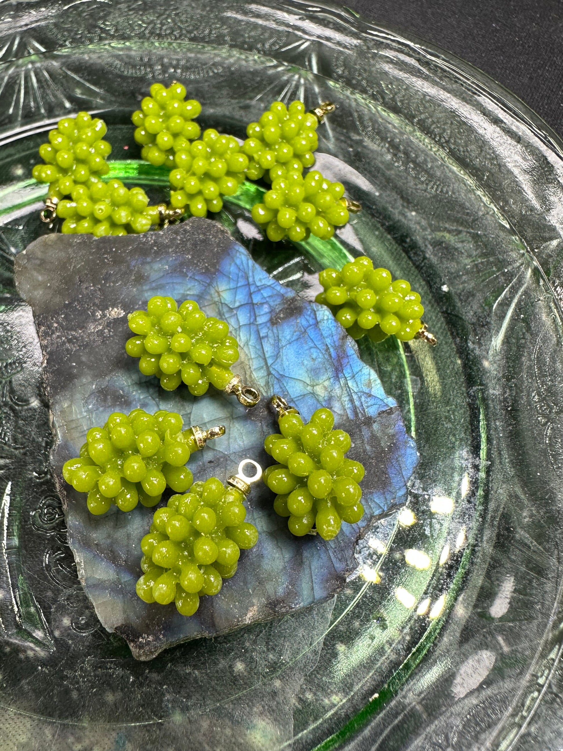 Gorgeous cute resin green Grapes charms 18mm / Fruit charms