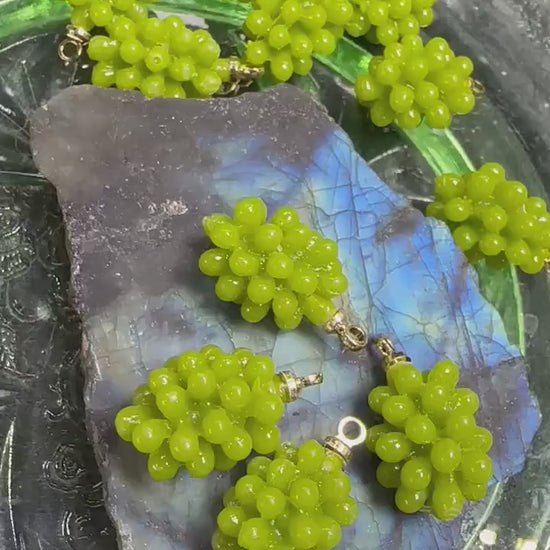 Gorgeous cute resin green Grapes charms 18mm / Fruit charms