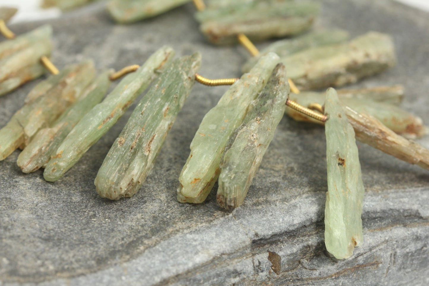 Natural Green Kyanite Shards Points Rough Beads 17 - 30 mm Rustic Gemstone Irregular Cut Beads Freeform Kyanite Gemstone Beads 1 bead