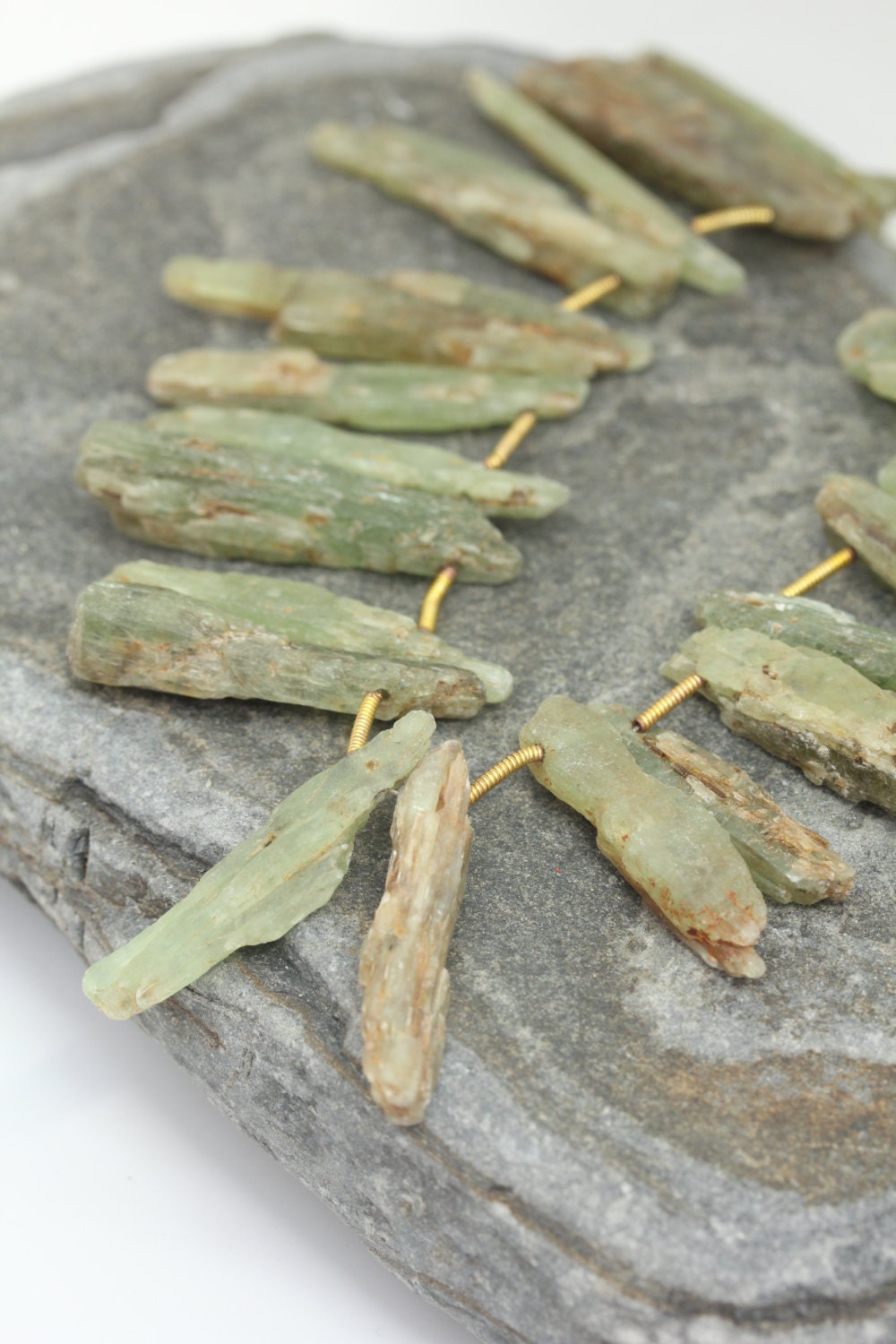 Natural Green Kyanite Shards Points Rough Beads 17 - 30 mm Rustic Gemstone Irregular Cut Beads Freeform Kyanite Gemstone Beads 1 bead